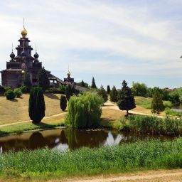 Blick auf die Russisch-Orthodoxe Holzkirche