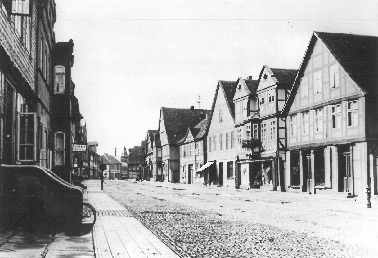 (c) Stadtarchiv Gifhorn, Bilderserie Gifhorn gestern und heute, F-34 - Blick in den Steinweg in Richtung Sandbrücke, um 1910