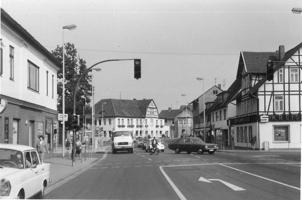 (c) Stadtarchiv Gifhorn, Bilderserie Gifhorn gestern und heute, F-112 - Blick zum Schillerplatz mit Kreuzung Fallerslebener Straße, 1975